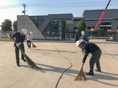 感受工程氛圍參與工程建設 集團總部機關(guān)干部到新材料公司現(xiàn)場勞動(圖6)